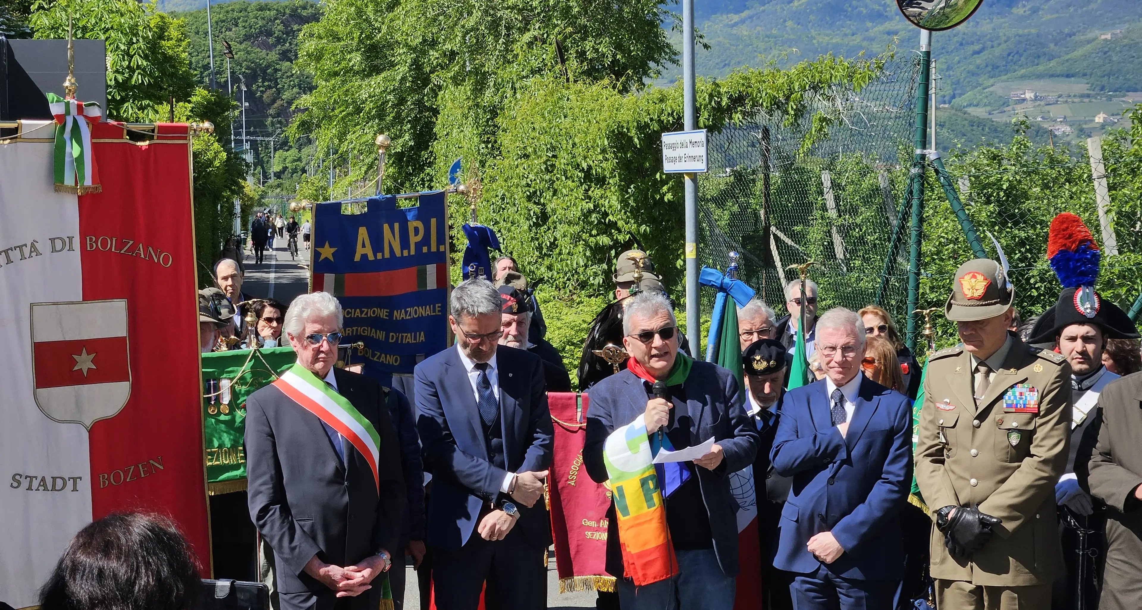 Festa della Liberazione, Anpi in prima fila con la bandiera della pace. La commozione dei figli dei partigiani