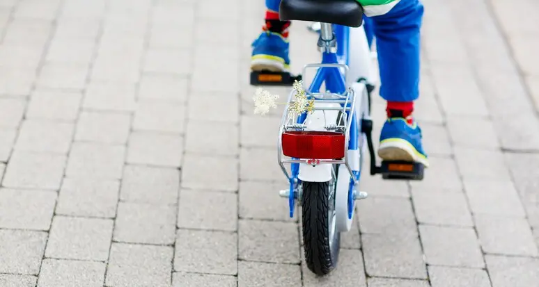 Bolzano, attimi di paura al parco: la bambina sparisce, ritrovata sconvolta in bici dalla polizia