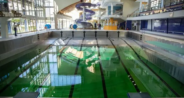 Bolzano, riapre la piscina (l’acqua non è più verde): con il Green Pass
