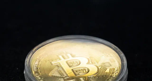 Bitcoin: continua corsa, vola sopra 28.000 dollari