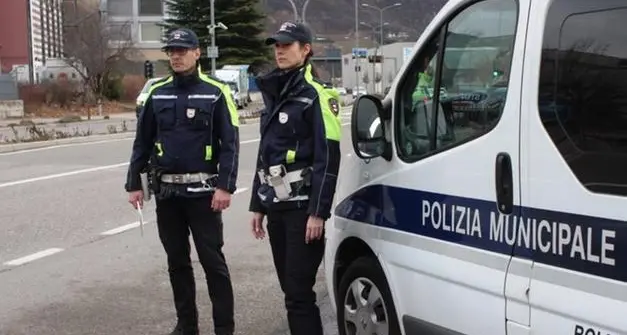 A Bolzano i “furbetti” del semaforo: in aumento le multe per chi passa col rosso