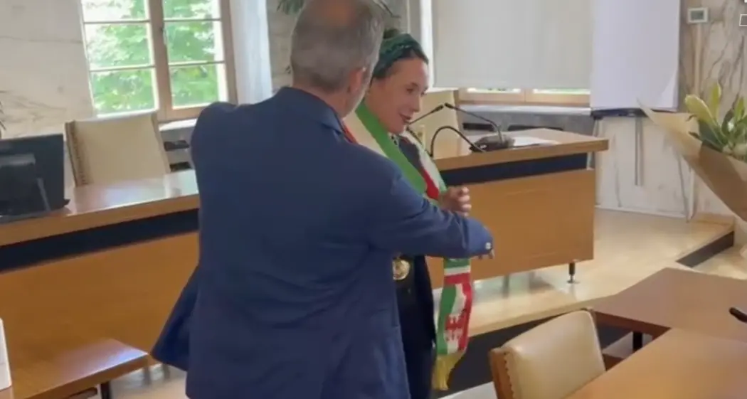 Merano, la nuova sindaca si toglie la fascia tricolore: caso nazionale