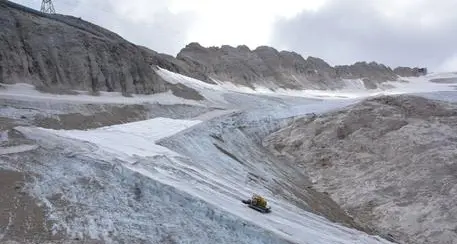 Prezzi alle stelle in vetta alla Marmolada? «No, più che giustificati. Lì la merce arriva solo in elicottero»