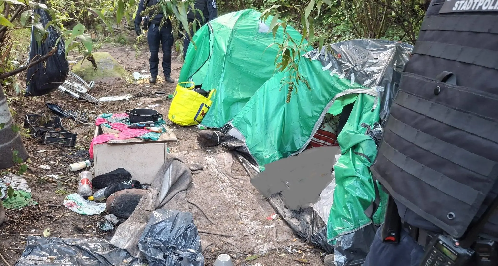 Municipale e Seab sgomberano un accampamento abusivo sul Talvera