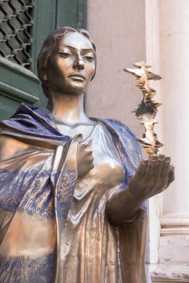 Divina d'Acciaio, una statua celebra Maria Callas al Museo Barracco di Roma
