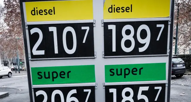 Benzina:consumatori,scatta embargo a Russia,rischio rincari