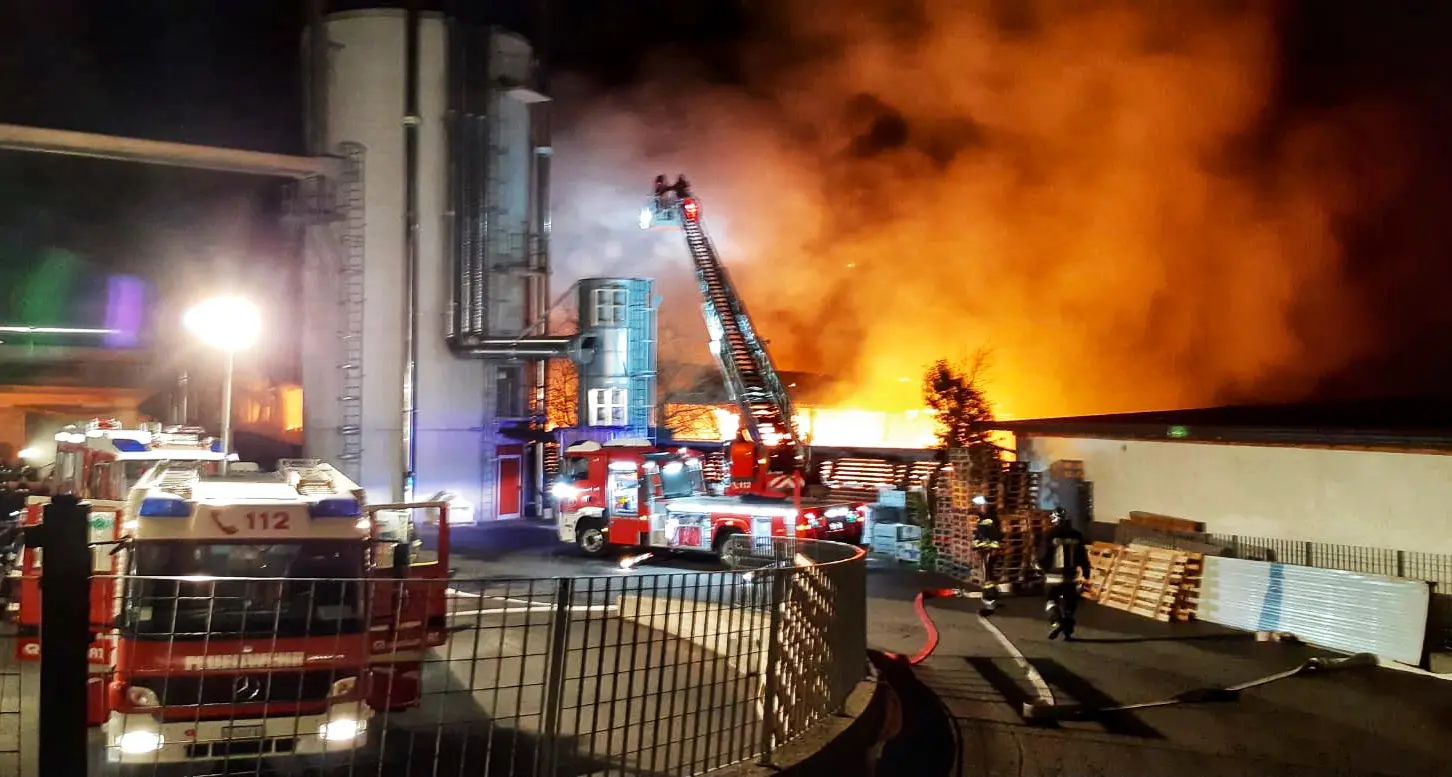 Grosso incendio nella notte in Val Venosta: in fiamme il deposito di un’azienda