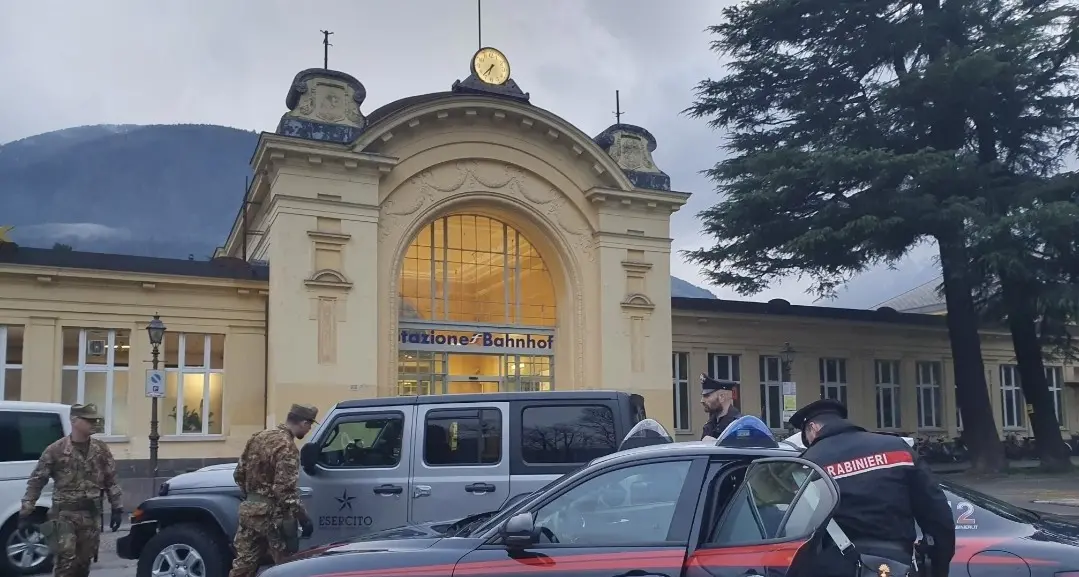 Merano, cacciati dal cantiere aggrediscono gli operai: denunciati due senza dimora