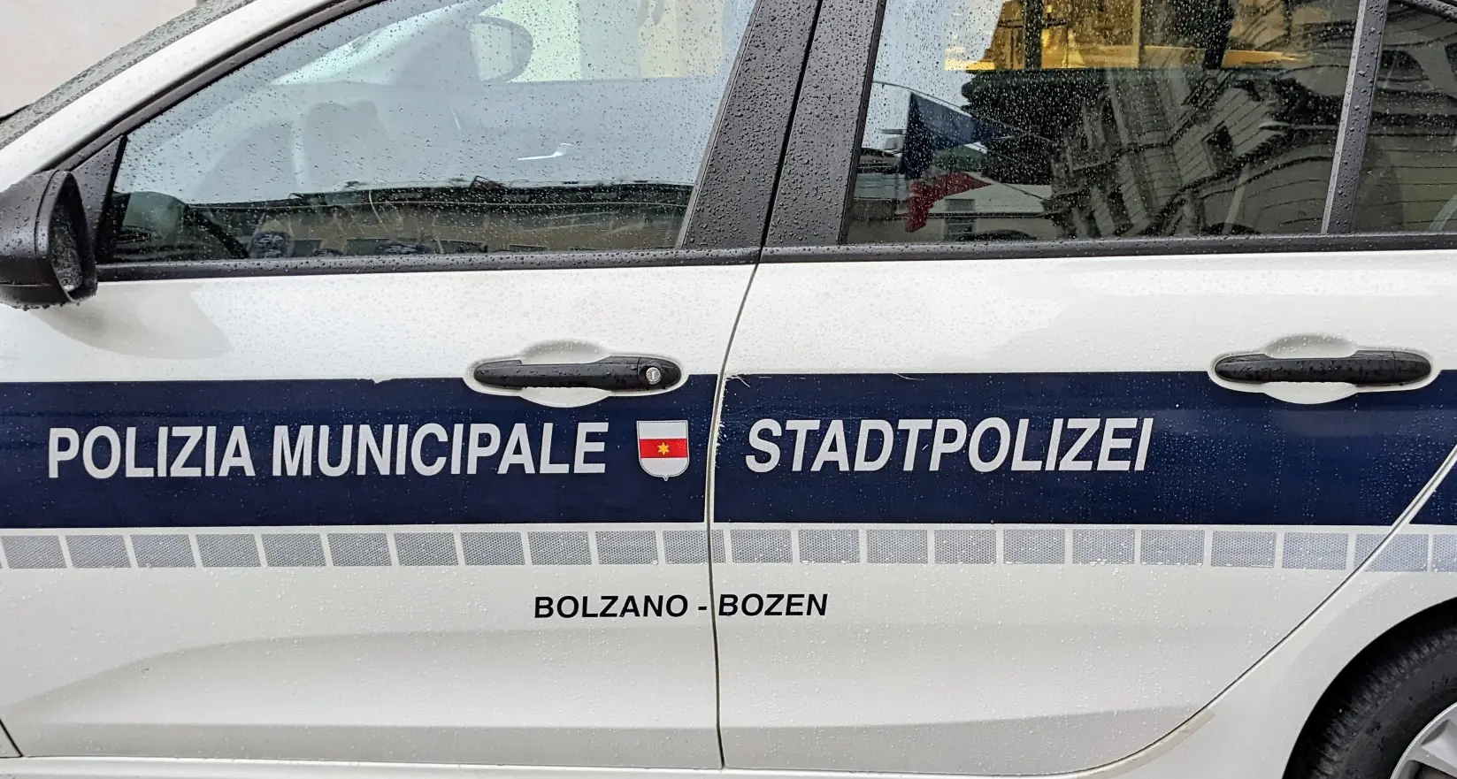 Bolzano, arrestato da vigili in borghese: con sé hashish, cocaina e 855 euro