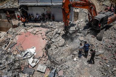 Protezione Civile Gaza, 'almeno 50 bambini sotto le macerie dell'edificio crollato'