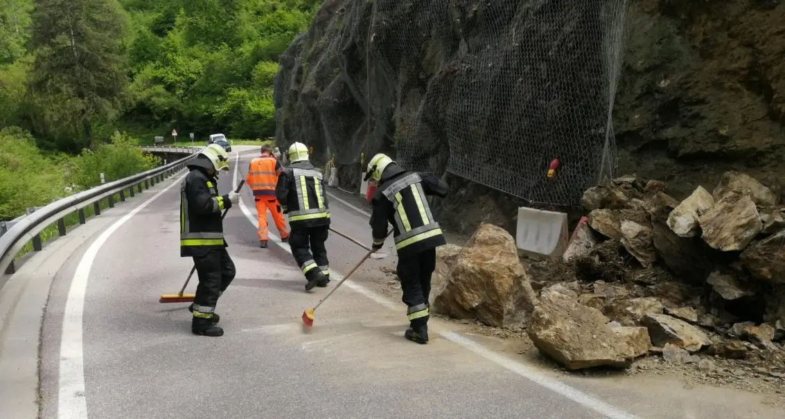 Frana sulla statale per la Val Gardena: strada riaperta a senso unico alternato