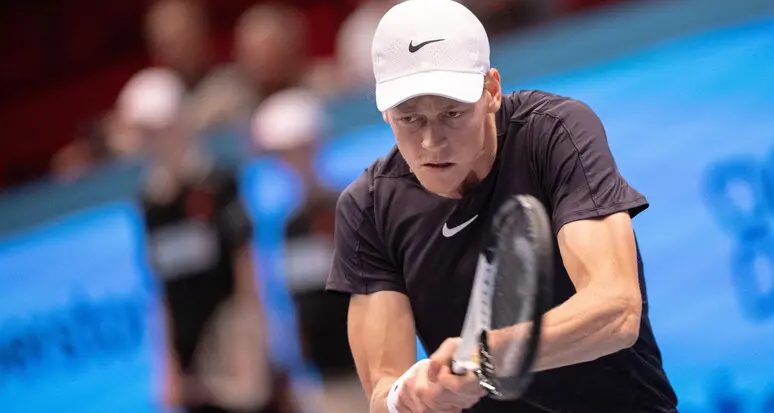 Tennis: Sinner battuto in semifinale da Tsitsipas per 6-4, 3-6, 6-4