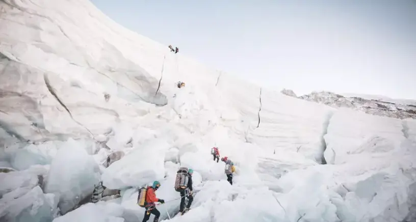 In una settimana Londra-Everest-Londra grazie al gas xenon: polemica sull'impresa di un'agenzia austriaca