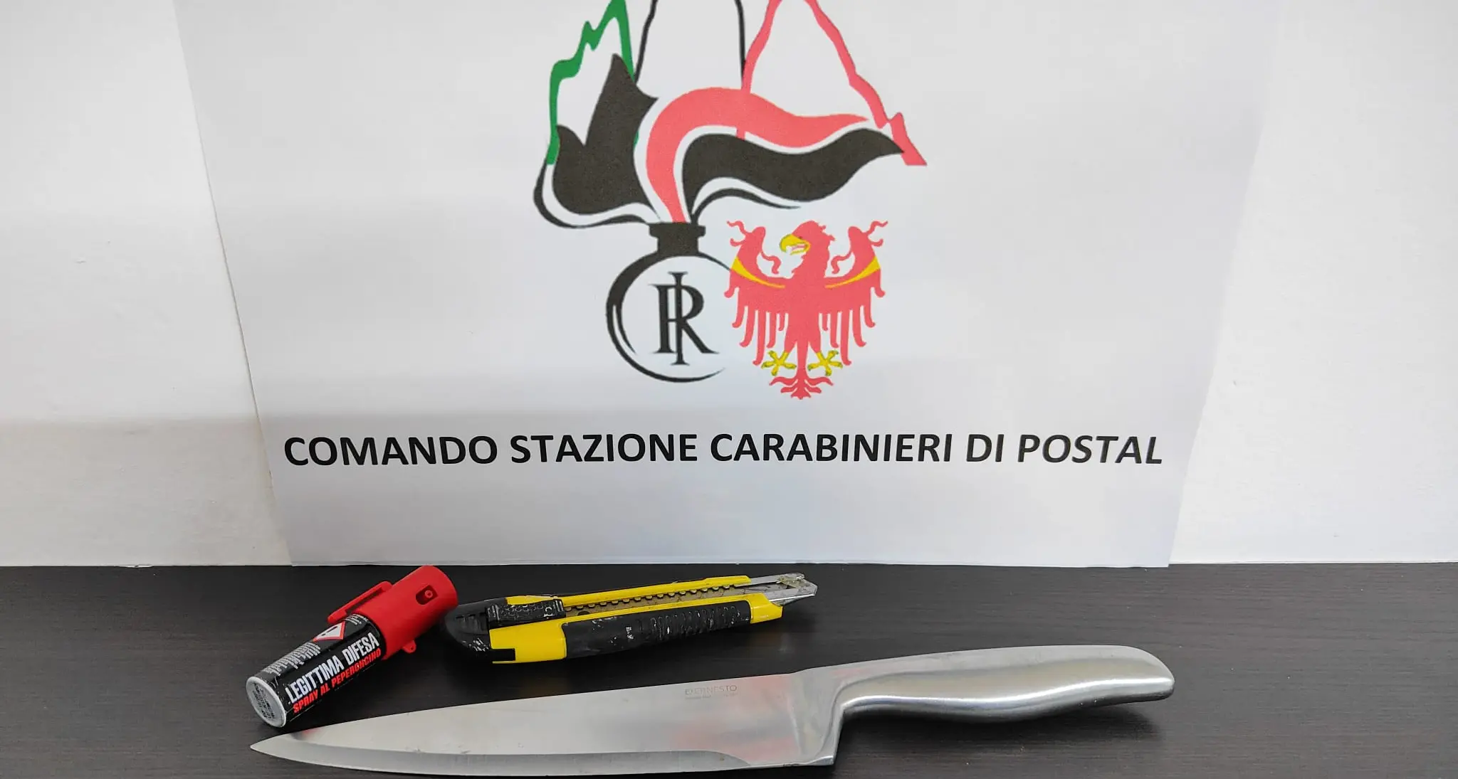 Merano, in auto con coltelli e spray al peperoncino dopo la lite al bar: denunciati