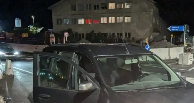 Pensionato di Laives guida ubriaco un'auto senza una ruota sulla statale del Brennero