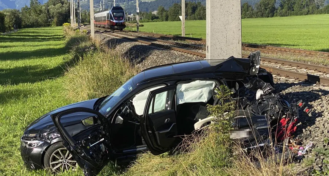 Incidente auto-treno in Tirolo, dopo il bambino di 4 anni morto anche il padre