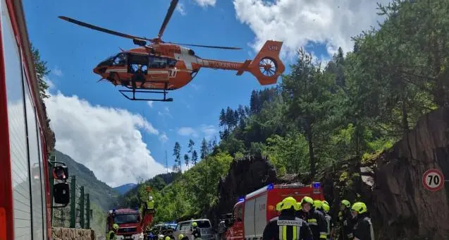Frontale in Val d’Ega: due feriti, strada chiusa per ore