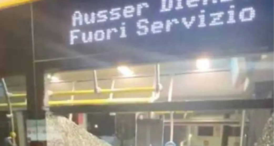 Autobus preso a sassate alla fermata, vetri in frantumi