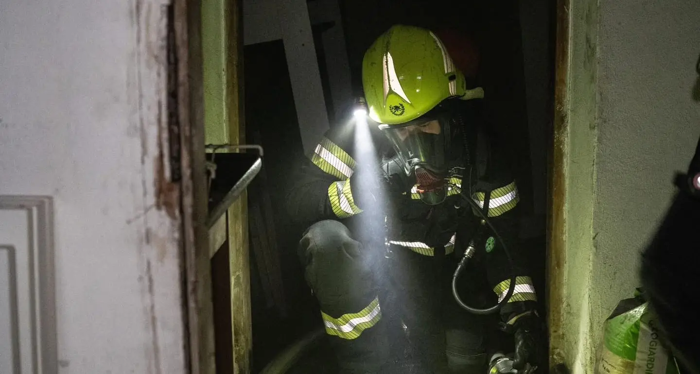 Silo in fiamme alla Rubner Fenster di Sarentino, vigili del fuoco al lavoro