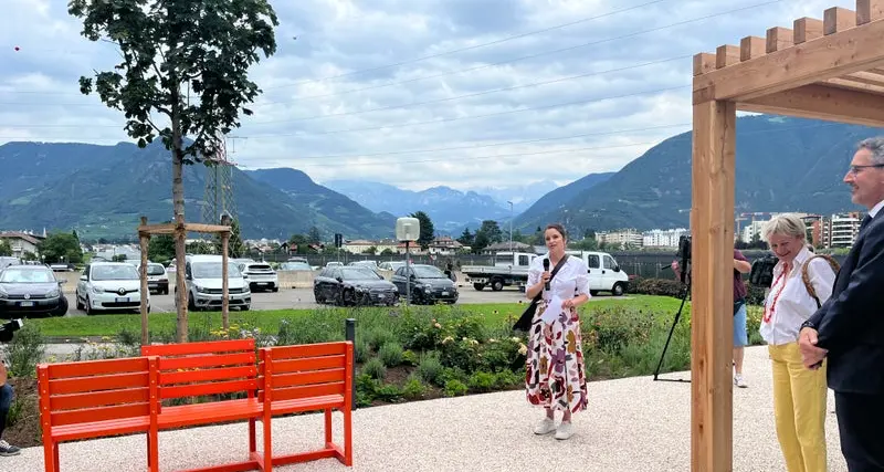 Inaugurato il giardino 'MoMente' all'ospedale di Bolzano: «Luogo dove recuperare le forze»