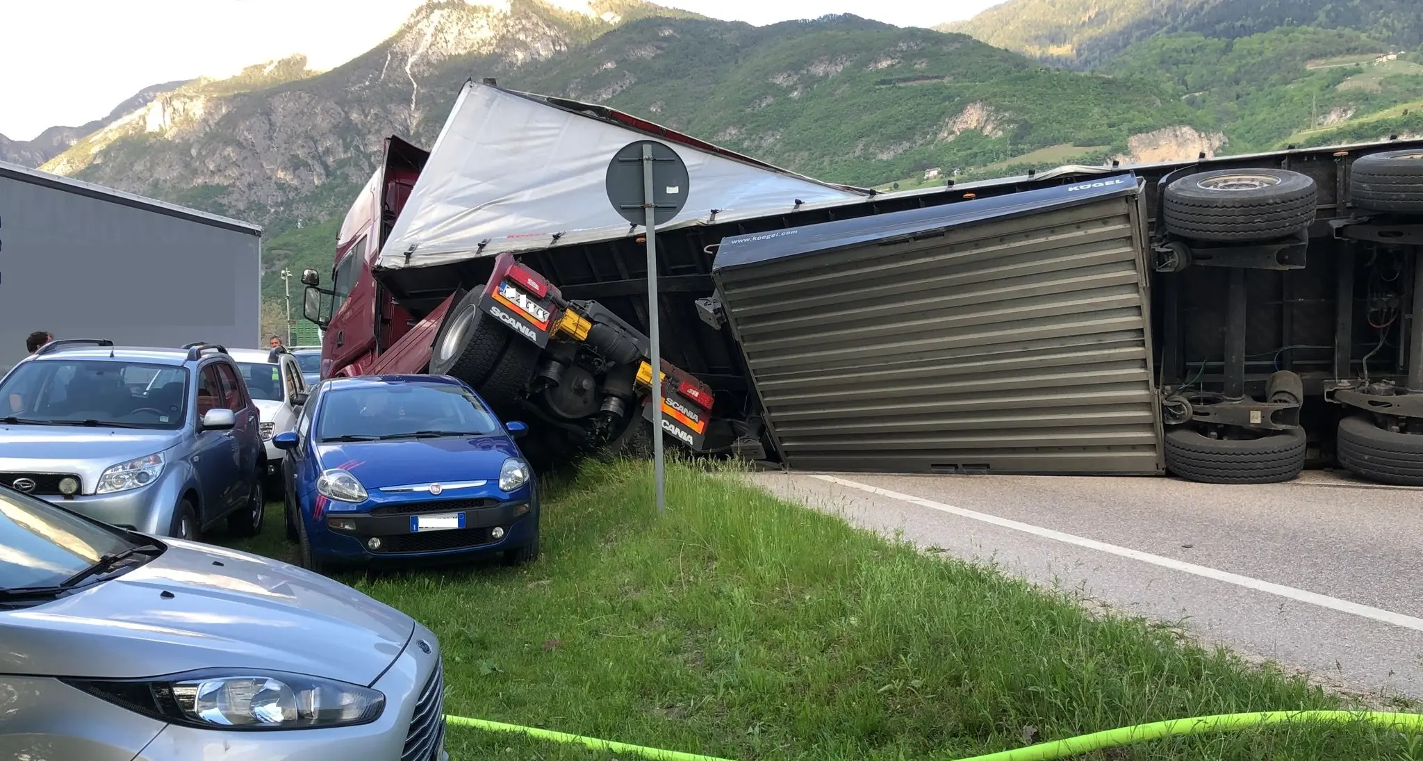 Salorno, il Tir si ribalta e finisce per schiacciare le auto in sosta