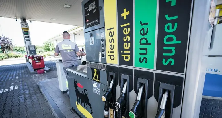 Prosegue il calo del prezzo della benzina: self a 1,811 euro al litro, diesel a 1,686 euro al litro