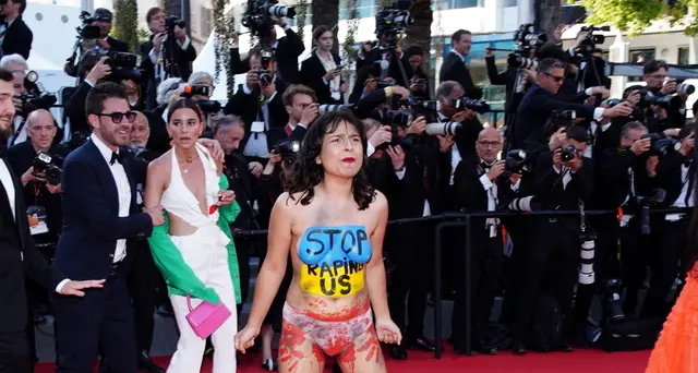 Cannes: nuda su red carpet protesta contro stupri in Ucraina