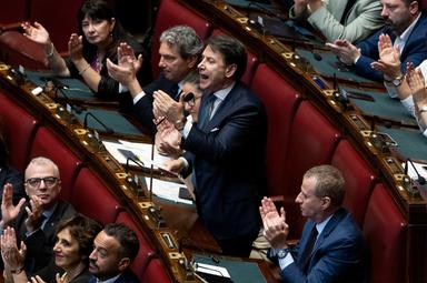 Conte, non votiamo il sostegno militare all'Ucraina