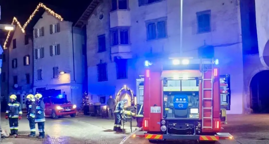 Prende fuoco la cucina: allarme in un appartamento di Caldaro, 2 persone in ospedale