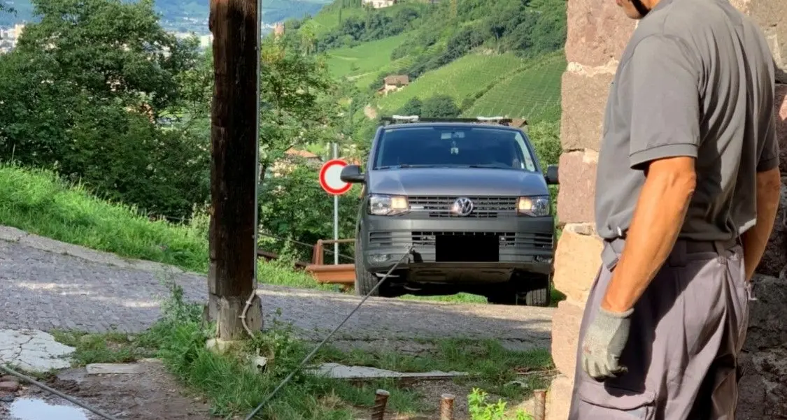 Bolzano, il Gps lo tradisce: turista spagnolo finisce nei guai con il suo pulmino. A salvarlo arrivano i vigili del fuoco