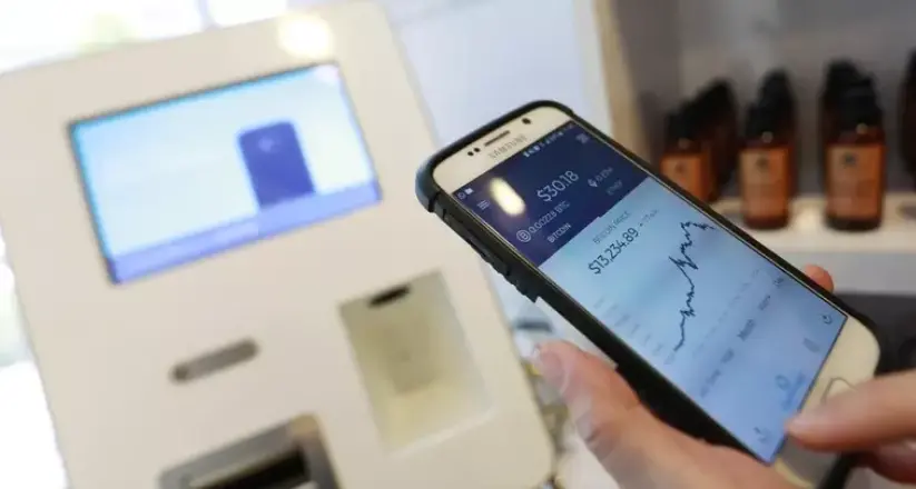 «Il suo conto è stato hackerato»: e lo convince a versare 10mila euro