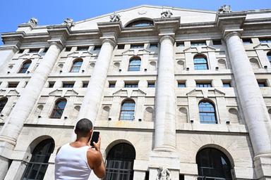 Borsa: Milano sale (+0,7%), balzo di Prysmian, scivola Stellantis