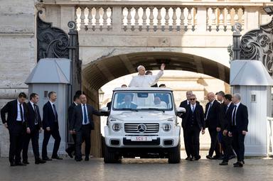 A otto giorni dall'intervento Leone a Piazza San Pietro in papamobile