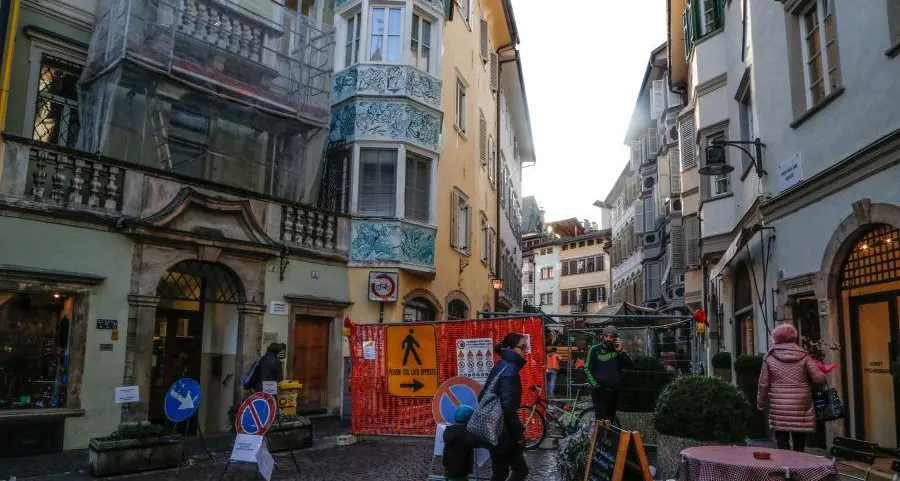 Maxirissa in Piazza delle Erbe, volano sedie, tavolini e bottiglie: sette feriti