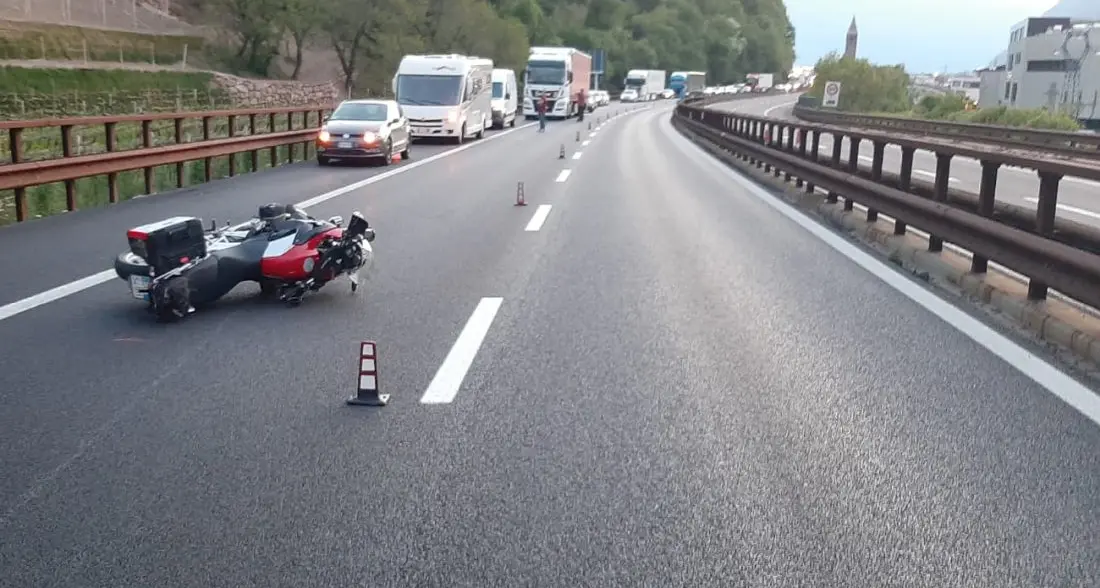 Bolzano, motociclista cade da solo in A22: è grave