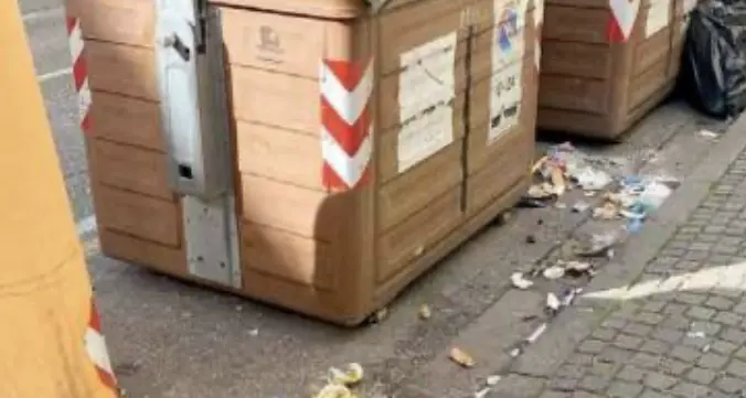 Via Firenze piena di rifiuti, i residenti protestano: «Girano anche topi, uno scempio»