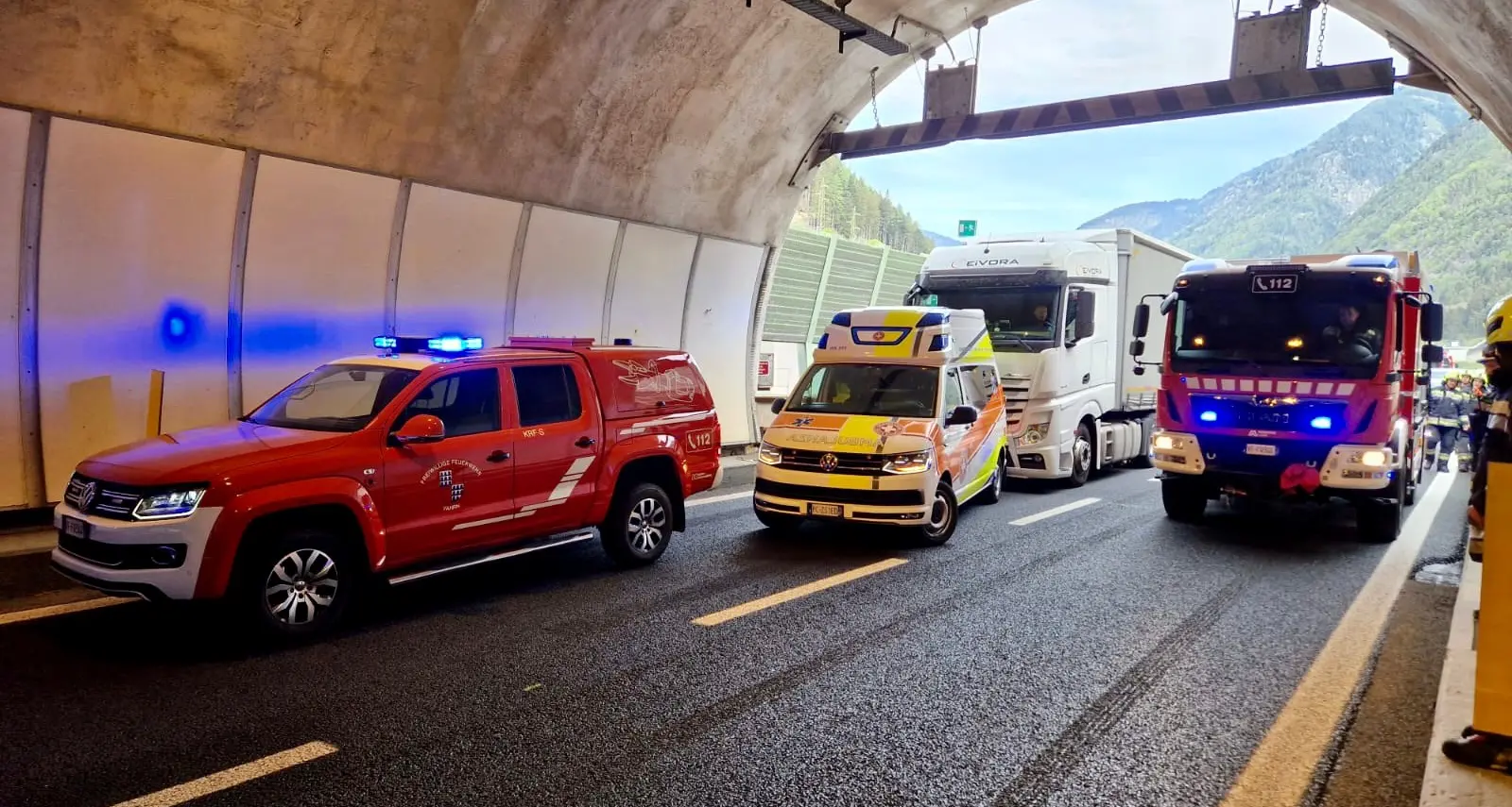 Incidente in A22: auto schiacciata fra il camion e la galleria