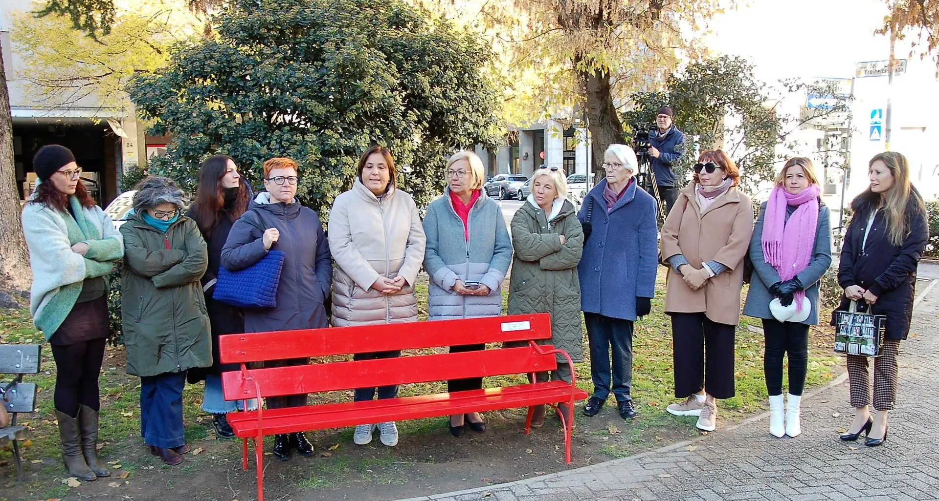 In piazza Mazzini una nuova panchina rossa per dire no alla violenza sulle donne