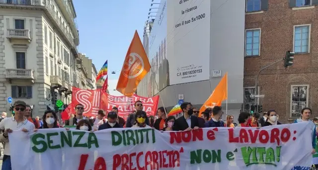 1 maggio: a Milano in migliaia per tutele e 'no' al riarmo