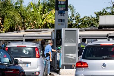 Mimit, prezzi carburanti in calo, benzina sotto 2,1 euro