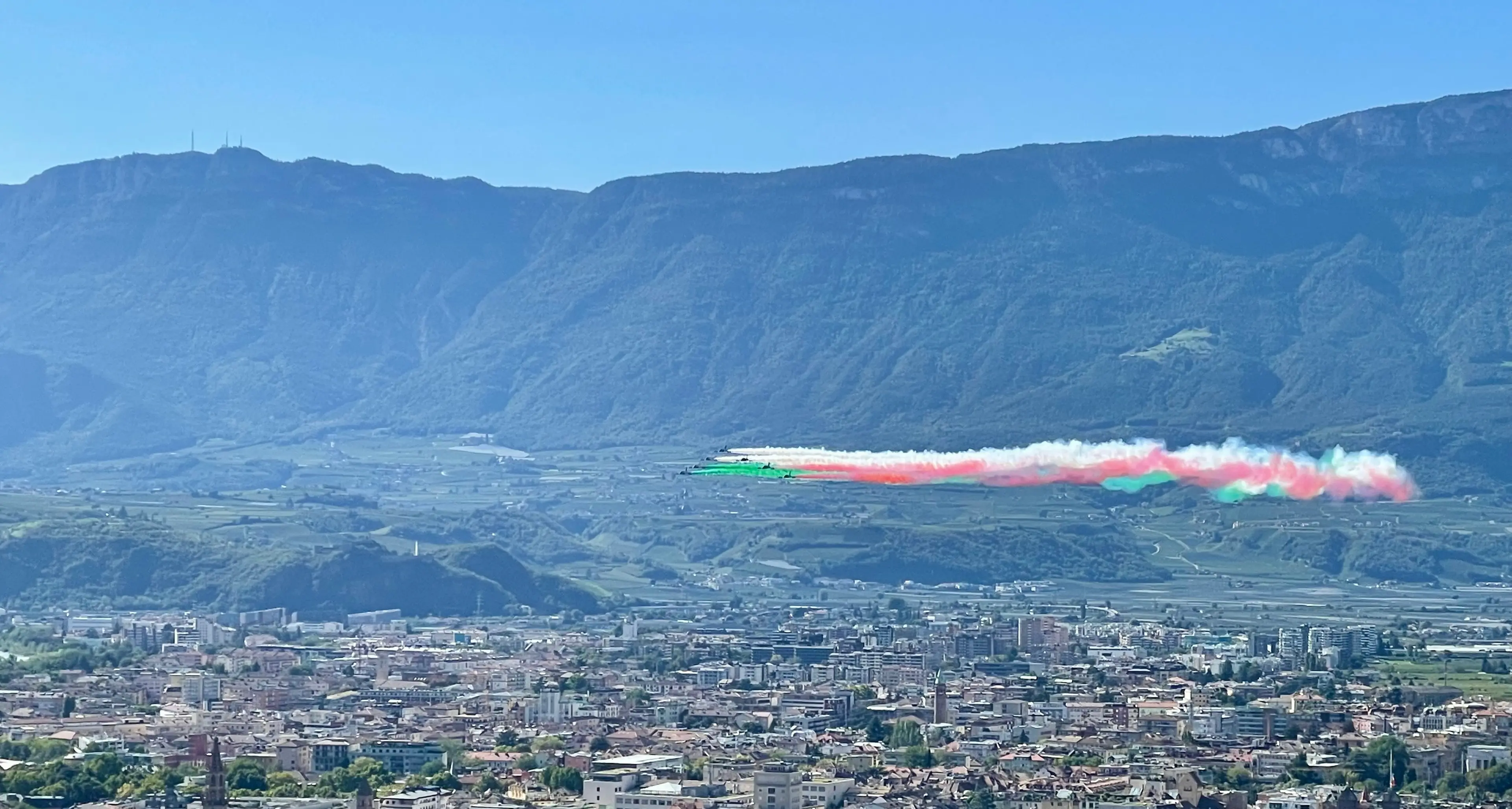 Schützen, protesta contro il passaggio delle Frecce Tricolori: “Inquinamento ambientale ed etnico”