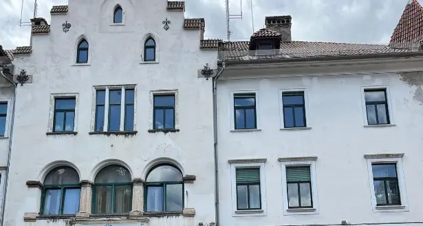 Pugni e calci a moglie e figlie piccole, 40enne allontanato da casa a Merano