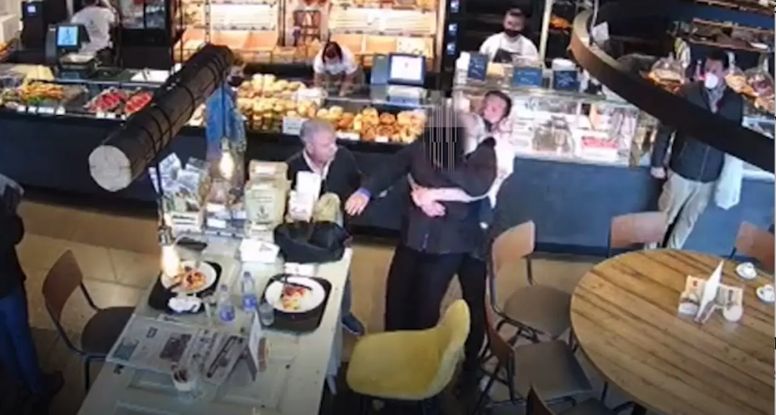 Bolzano, le va di traverso un boccone e rischia di soffocare: salvata