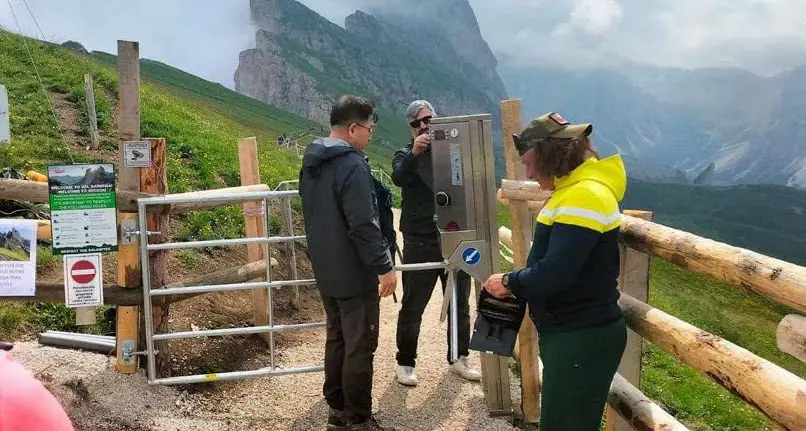Funes dice basta ai selfie: nuove regole per avvicinarsi alla chiesetta di Santa Maddalena