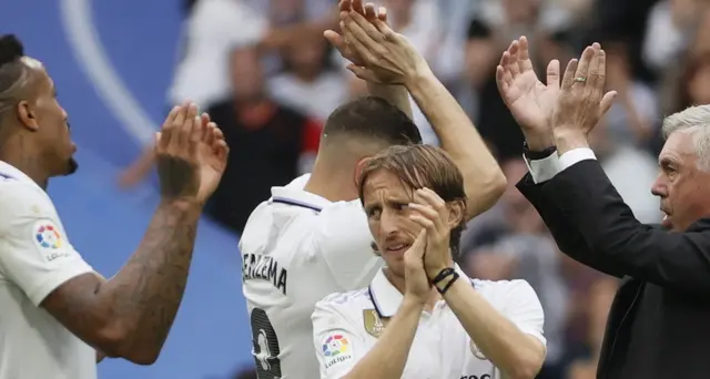 Berlusconi: omaggio del Real Madrid, 'un presidente leggendario'