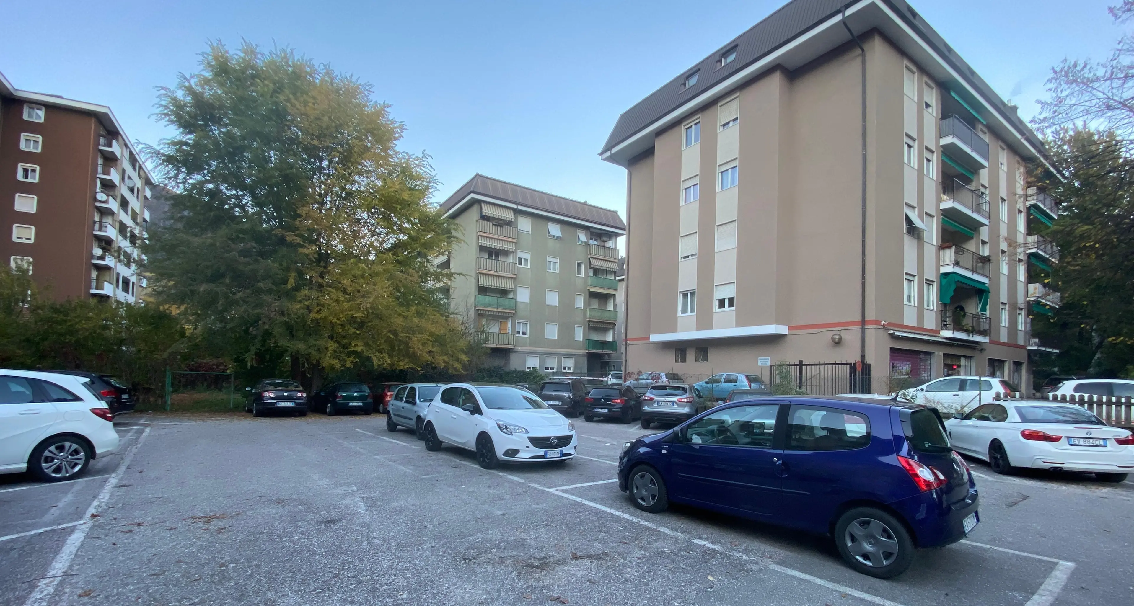 Via Visitazione a Bolzano, si cercano posti auto per i residenti