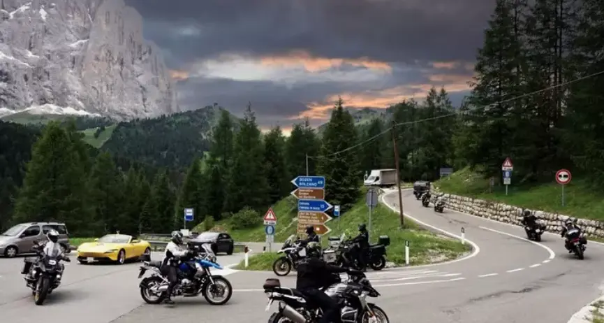 L’allarme degli ambientalisti: passi di montagna trasformati in un autodromo