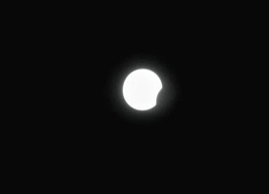L'eclissi è iniziata, la Luna 'rosicchia' il disco del Sole