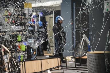 Scontri a Milano, 14 feriti tra forze di polizia, 32 arrestati