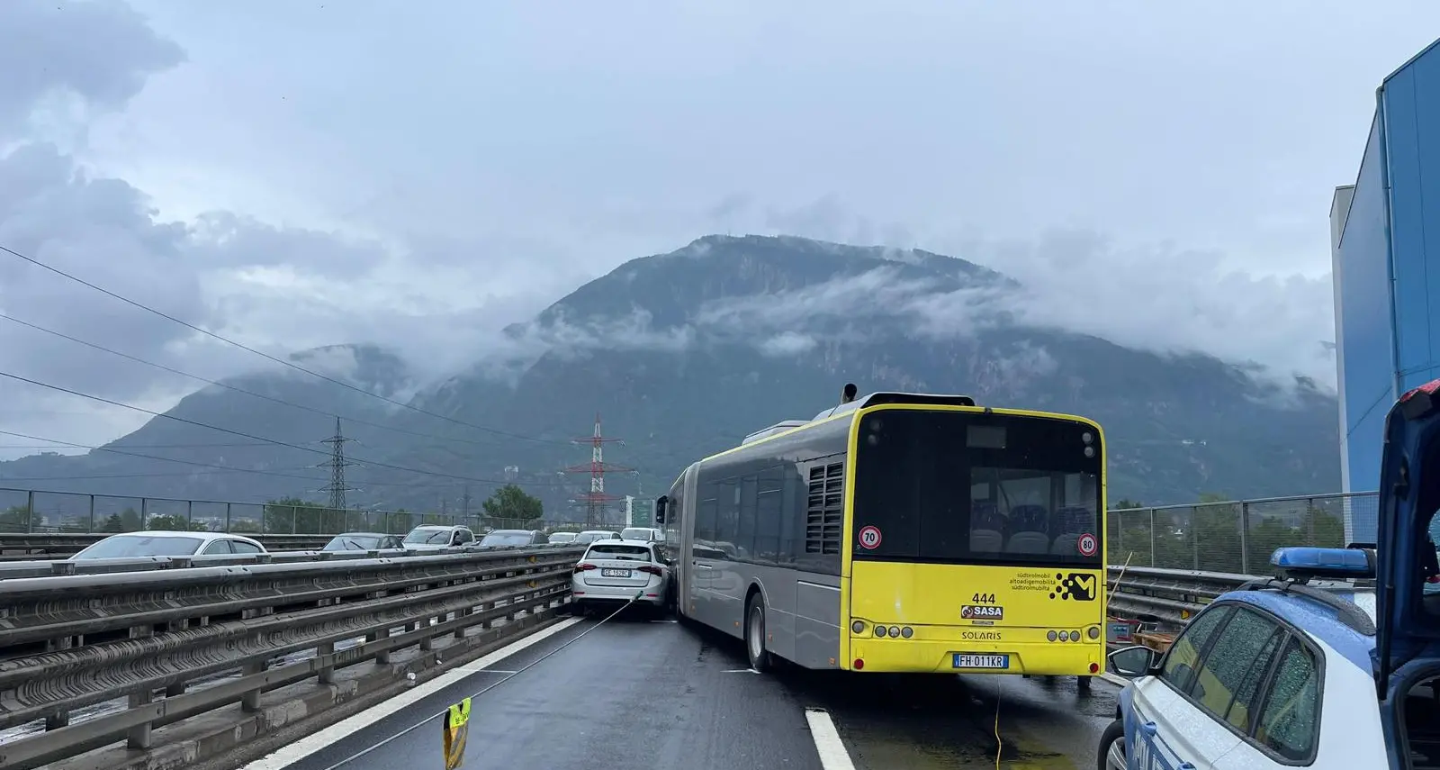 Incidente stradale sulla Mebo, coinvolti un autobus fuori servizio e un furgone: traffico in tilt